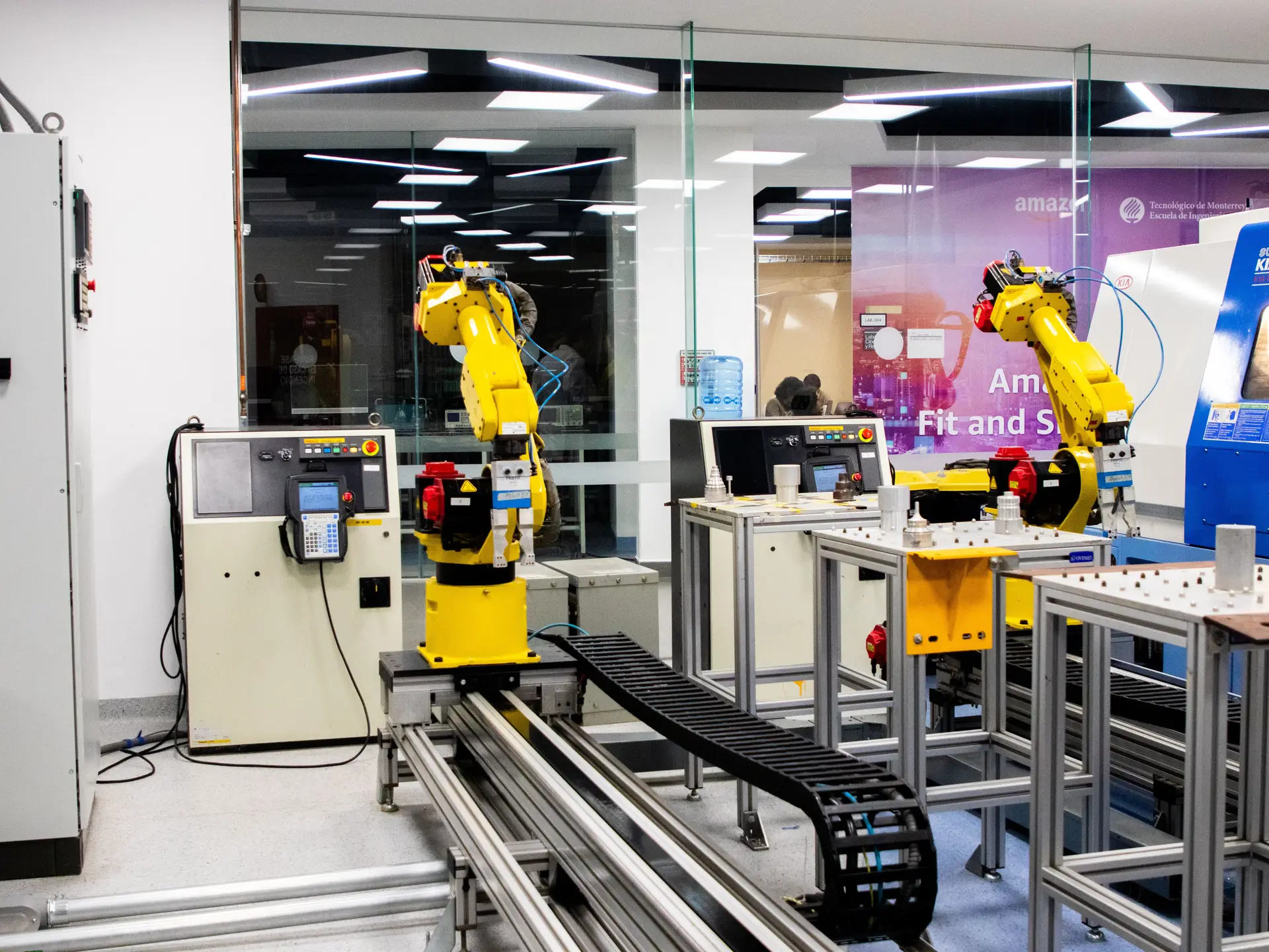 Ingenieure bei der Arbeit an einer automatisierten Anlage